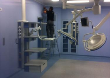 Instalación y montaje de mobiliario clínico y laboratorios.